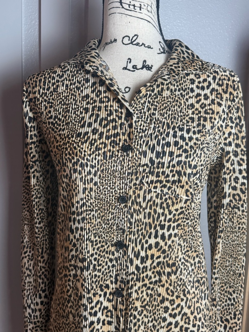Leopard Print Pleated Button Down Tunic Blouse Small Animal Print workwear Chíc - Picture 3 of 11